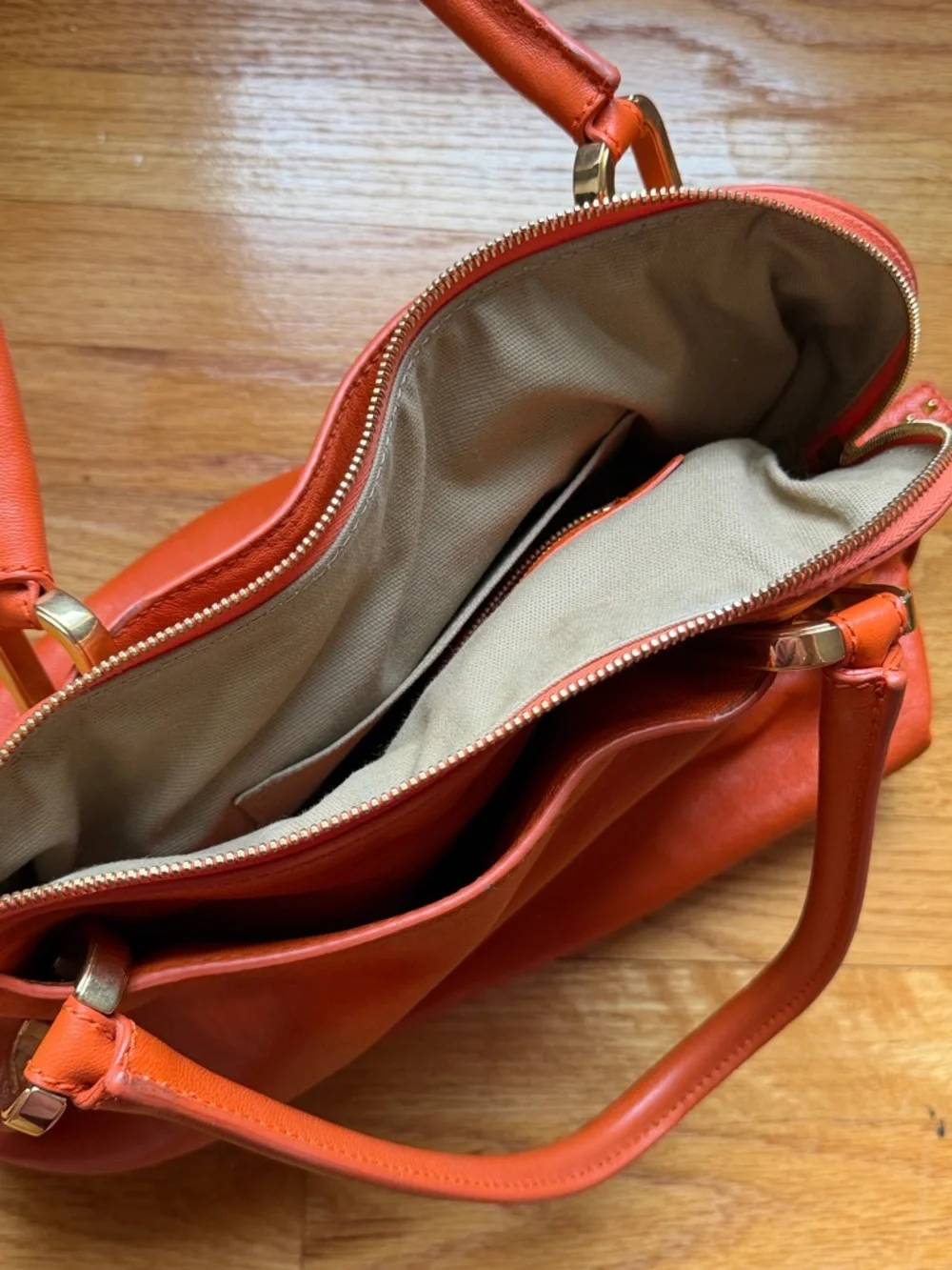 Marc Jacobs Mandarin Leather Shoulder Bag with Gold Hardware - Picture 6 of 10